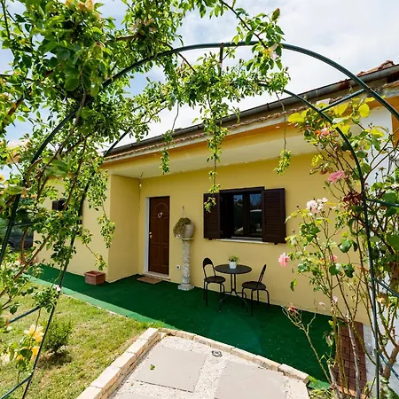 Guesthost - Barni House Villa *