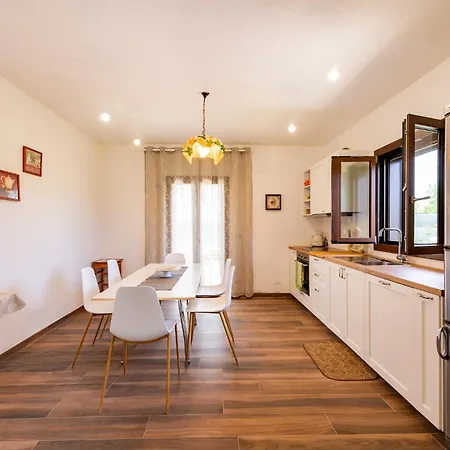 Guesthost - Barni House Villa *