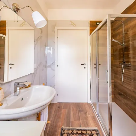 Guesthost - Barni House Villa